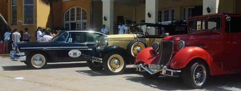 Con desfile de autos clásicos comienza el verano en La Habana