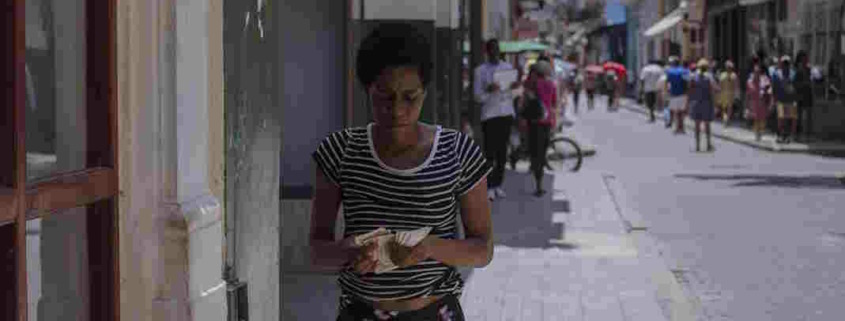 Banco Central de Cuba desmiente que cajeros dispensan billetes falsos