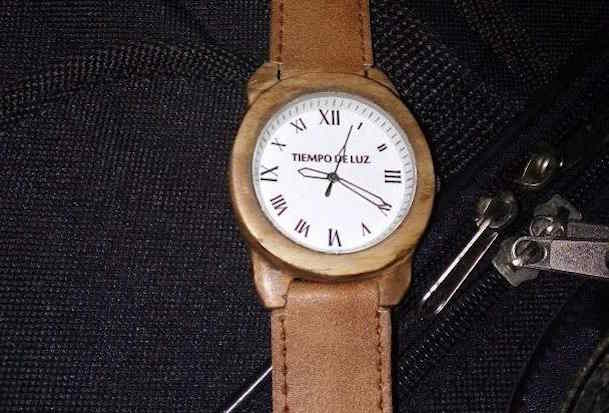 Emprendedor fabrica en Cuba relojes de marca propia 