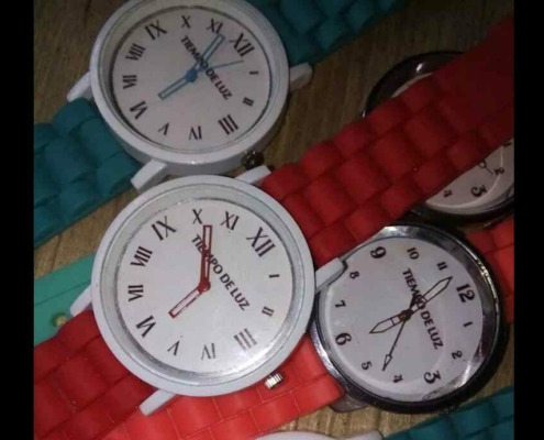 Emprendedor fabrica en Cuba relojes de marca propia