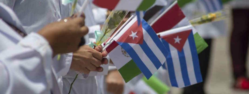 México amplía polémico contrato a médicos cubanos