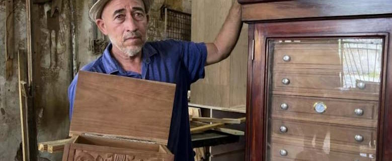 El arte cubano de conservar puros en cofres confeccionados a mano