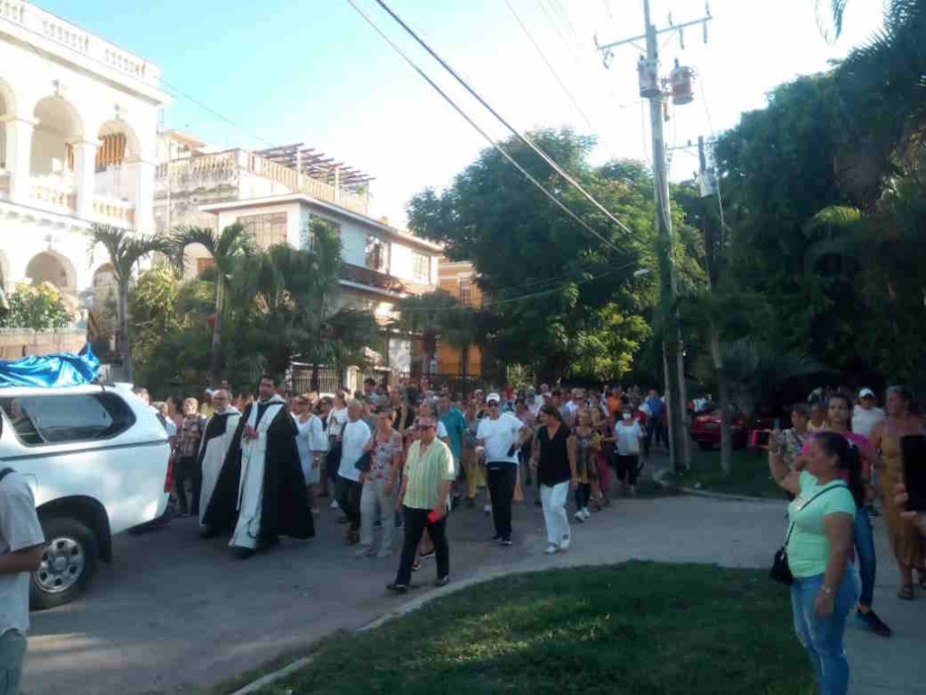 Procesión de la Virgen de la Caridad del Cobre por calles de La Habana