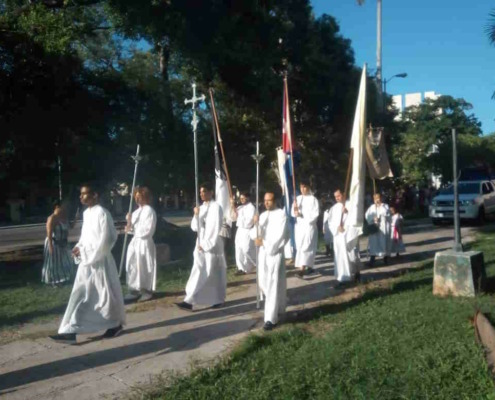 Procesión de la Virgen de la Caridad del Cobre por calles en La Habana