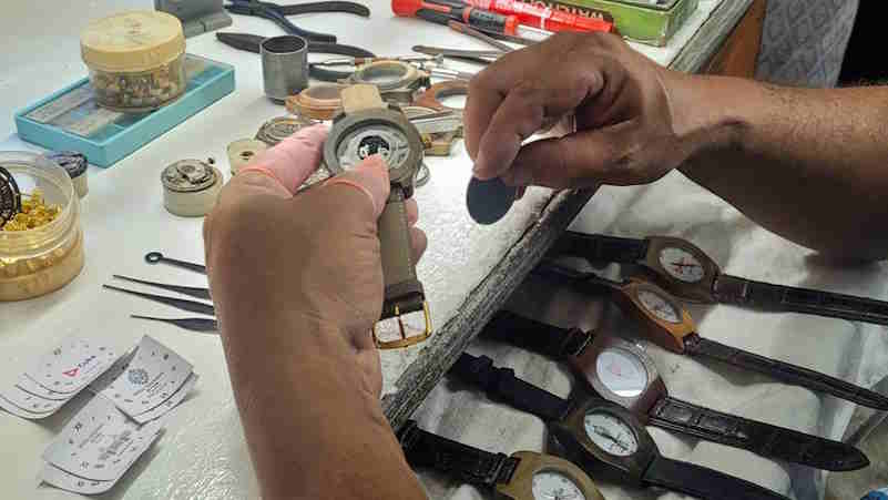Havana watchmaker keeps on ticking despite economic woes