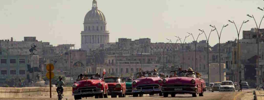 Cápsula del tiempo en movimiento: automóviles clásicos compiten en rally en Cuba