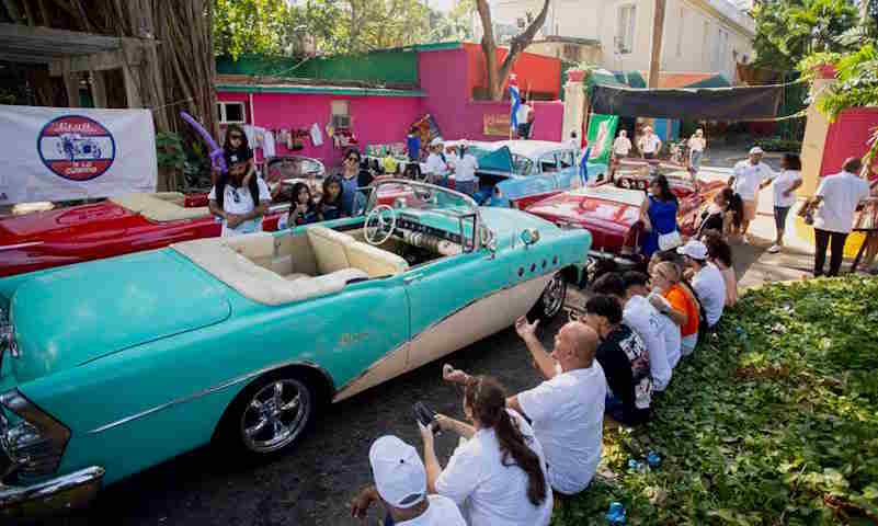 Cápsula del tiempo en movimiento: automóviles clásicos compiten en rally en Cuba