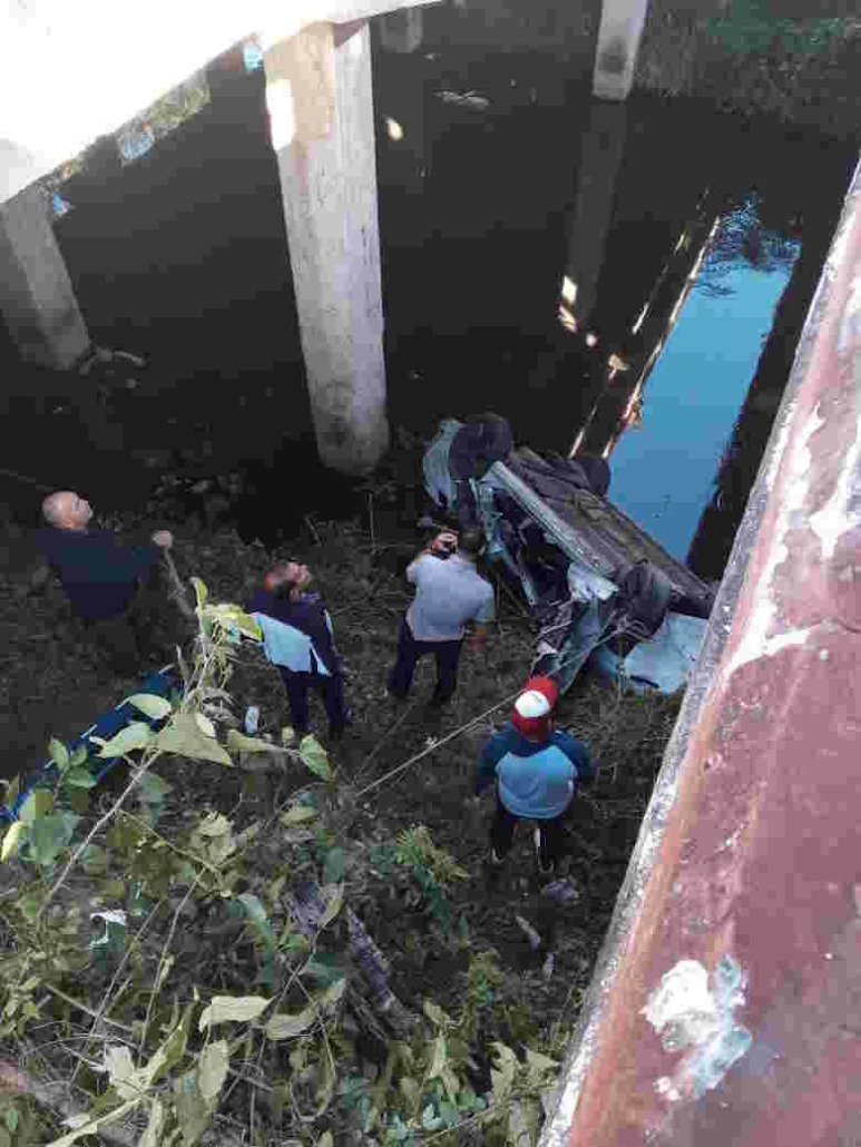 Tres fallecidos al caer un auto de turismo de un puente en Sancti Spíritus
