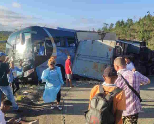 Al menos tres personas heridas tras choque de camión y ómnibus en carretera La Farola
