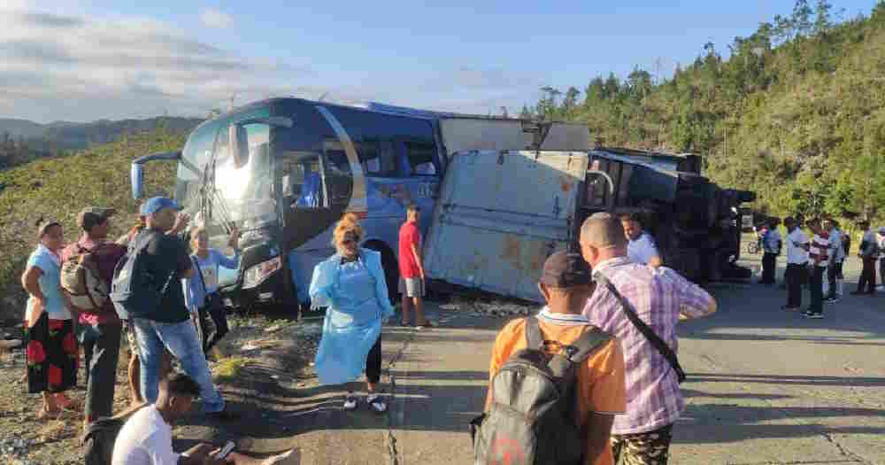 Al menos tres personas heridas tras choque de camión y ómnibus en carretera La Farola
