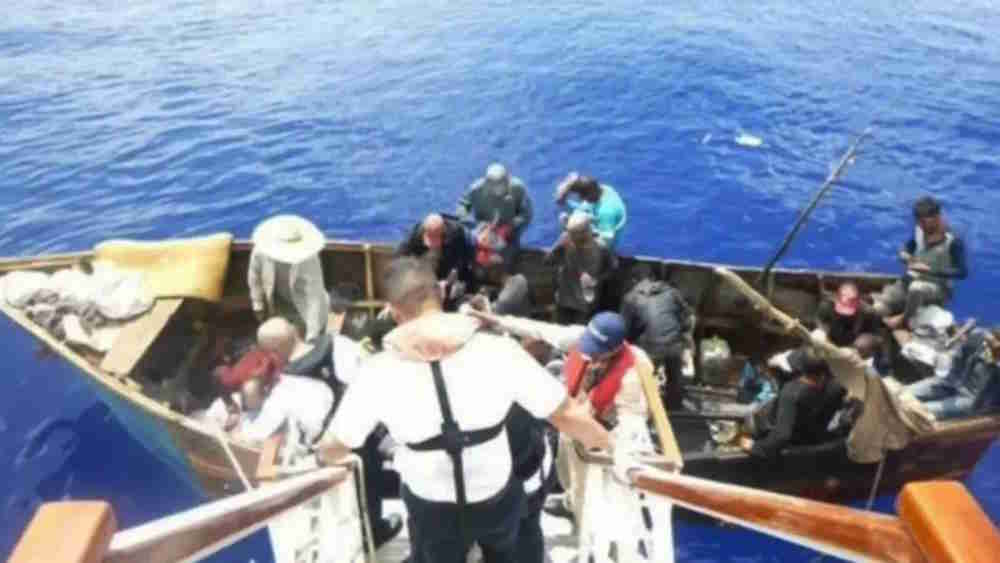 Un crucero de Carnival se desvía de su ruta para rescatar 27 balseros cubanos