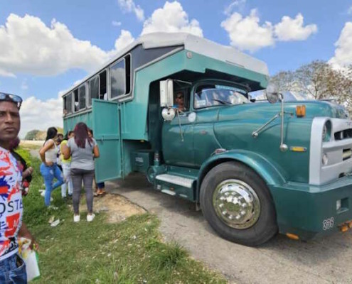 Cuba, sin diésel, poca electricidad, en camión, pero avanza