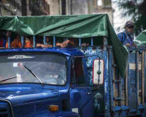 A falta de camiones, Santiago de Cuba usará transportistas privados para distribuir la canasta básica