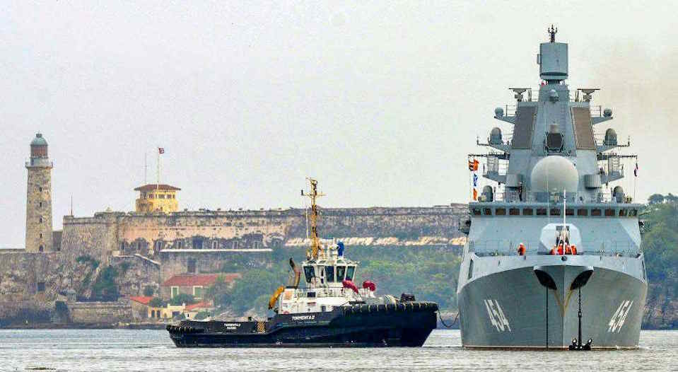 Russian warship and a submarine arrive in Havana